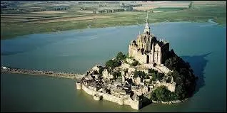 Cette île rocheuse de la Manche fait partie des sites touristiques les plus fréquentés de France.