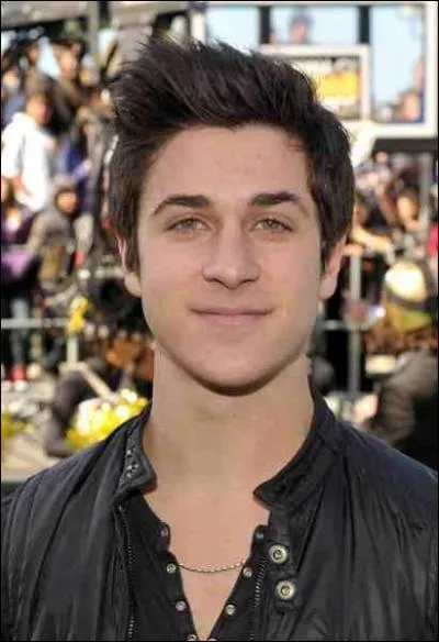 Qui joue le rôle de Justin Russo ?