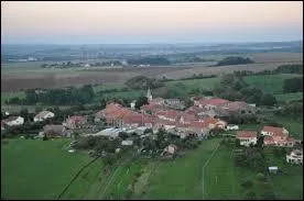 Voici une vue du village lorraine de Burthecourt-aux-Chênes, dans l'arrondissement de Nancy. Il se situe dans le département ...