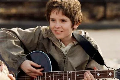 En 2007, il interprète le rôle de Evan Taylor dans le film "August Rush". Qui est-ce ?