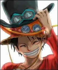 Quel chapeau Luffy a-t-il sur sa tête ?