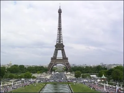 Commençons avec une question très simple . Dans quelle ville française peut-on apercevoir ce monument construit par Gustave Eiffel en 1889 ?