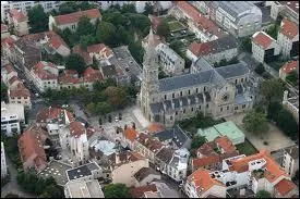 Nous survolons la ville d'Argenteuil. Nous nous trouvons dans le ciel de la région ...