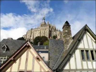 Quel est ce monument qui se dégage d'une île française ?