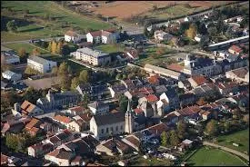 Nous survolons la ville lorraine de Cattenom. Connue surtout pour sa centrale nucléaire, elle se situe dans le département ...