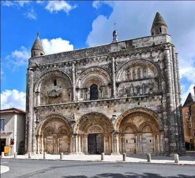 A quel saint est dédiée l'église de Civray visible sur la photo?