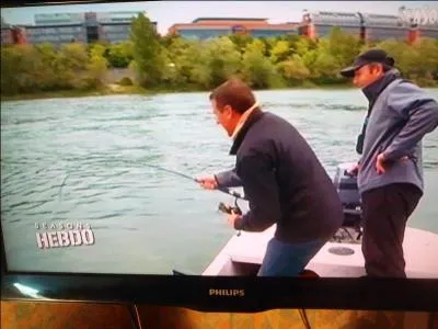 Si vous êtes pêcheur, vous n'aurez pas de difficulté, quel poisson pêche cet homme ?