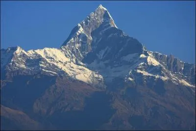 Quel est le surnom du Machhapucchre, sommet himalayen culminant à 6993 mètres possédant une forme très particulière ?