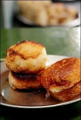 Comment appelle-t-on ce beignet sucré, préparé avec de la farine de riz, et que les Malgaches adorent ?