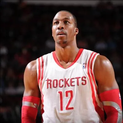 Combien mesure Dwight Howard ?