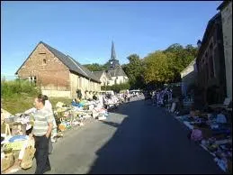 Nous profitons du soleil pour nous promener à la brocante du village Axonais d'Autremencourt. Nous sommes en région ...