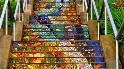 Où se trouve ce magnifique escalier de 163 marches faites de 75000 fragments de tuiles ?