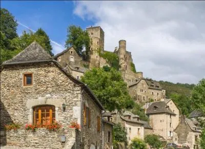 Quel est ce village mdieval situ dans l'Aveyron, aux maisons de pierres et aux toits de lauze, dont le chteau aux ruelles paves est un monument historique magnifique ?