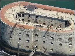 Qui prsente Fort Boyard?