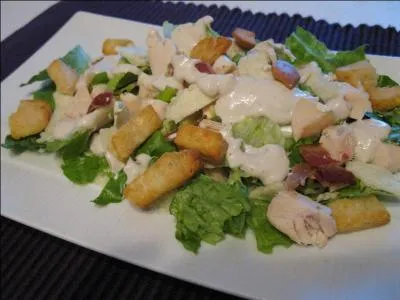 Bienvenue avec une salade César. Elle est composée de croûtons à l'aïl, oeufs mollets et parmesan, mais quelle salade emploie-t-on pour qu'elle 
conserve son appellation ?