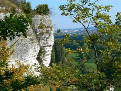 Quel est ce site magnifique du département de Seine-Maritime dominant le fleuve et qui offre une église partiellement taillée dans la falaise?