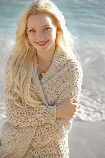 Dove Cameron est le personnage principal de quelle série Disney Channel ?