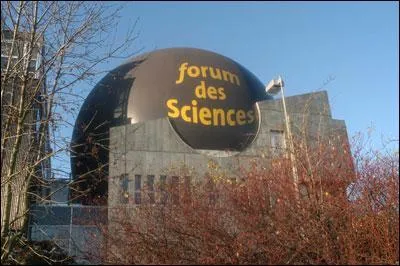 Ce bâtiment, le Forum des Sciences, a été créé, comme son nom l'indique, pour y organiser différentes expositions sur les sciences. Mais qu'y a-t-il dans la grosse boule qui se trouve en haut du bâtiment ?