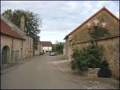 Nous sommes dans les rues du village Haut-Saônois de Quincey. Nous nous situons en région ...