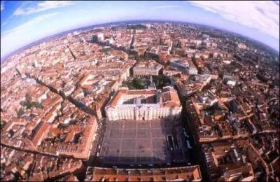 À quelle couleur est associée la ville de Toulouse ?