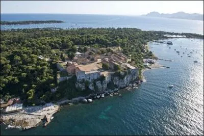 Sainte-Marguerite et Saint-Honorat, les deux grandes îles habitées de l'archipel de Lérins, sont rattachées à la commune de Cannes, dans le département ...