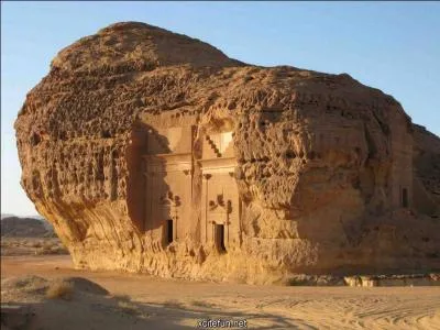 Des couloirs et des salles conduisent au fond du temple de ----- jusqu'au bloc de pierre où l'on sacrifiait à la divinité du lieu.