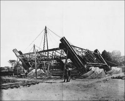 Ce bâtiment était voué dès le départ à la destruction, mais il n'en fut pas ainsi. Agrandissez la photo ! ;-)