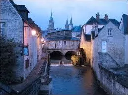 Nous nous baladons dans les rues de la ville bas-normande de Bayeux. Nous sommes dans le département ...