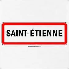 Quel groupe de la grande distribution est né en 1898 à Saint-Étienne, où il conserve toujours son siège social ?