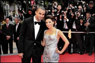 Comment s'appelle l'homme accompagné d'Eva Longoria sur la photo ?