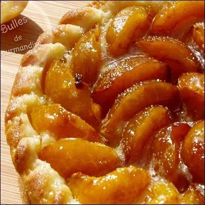 Spécialité d'Alsace et de Lorraine, cette tarte élaborée à partir de petites prunes jaunes se mange encore tiède pour conserver le croustillant de la pâte et l'arôme de la cannelle. Que suis-je ?