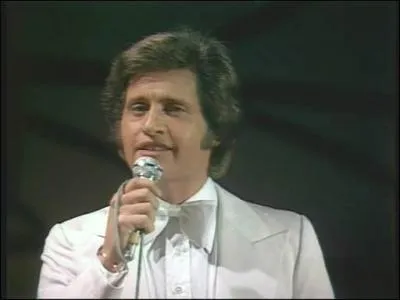 Joe Dassin est décédé d'une crise cardiaque le 20 août 1980 à New York.