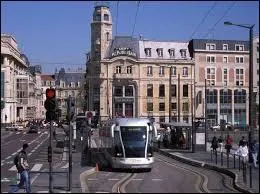 Je vous donne les mots bergamote, macarons et l'expression "Ville aux Portes d'or". Cela vous fait penser à la ville de ...