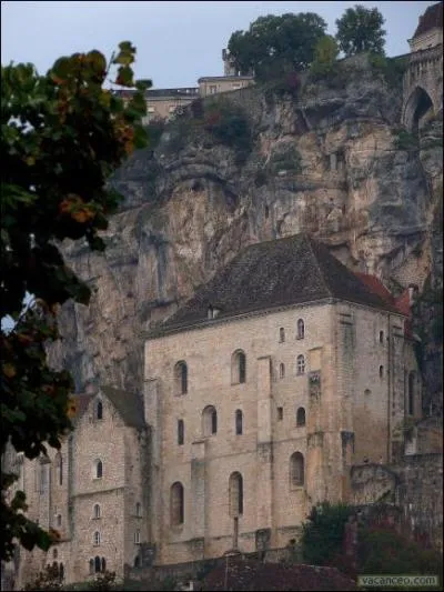 La basilique Saint-Sauveur est le plus grand édifice sacré qu'abrite le sanctuaire de Rocamadour.