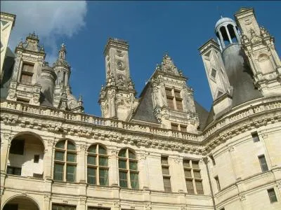 Construit à la gloire de François 1er, ce château majestueux est une prouesse architecturale, comptant pas moins de 282 cheminées, 800 chapiteaux sculptés et un escalier à double révolution :