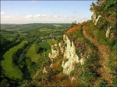 Quel est le plus haut point du département du Calvados avec une altitude de 362 mètres où l'on voit aujourd'hui le monument des Royal Hussars ?