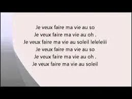 Il est charmant et interprète en 2012 "Ma vie au soleil". Qui est-il ?