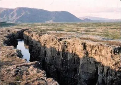 Cette photo a été prise en Islande. Ce large fossé que l'on voit est :