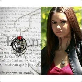 À qui appartient le collier que Stefan offre à Elena ?