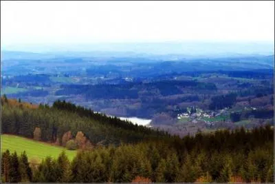 Sur le territoire de Meymac en Corrèze se trouve le point culminant du département, quel est son nom ?