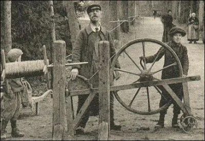 Un métier qui se pratiquait de père en fils, en extérieur et par tous les temps (depuis le XVe s. au moins). Même s'il pleuvait des cordes : ...