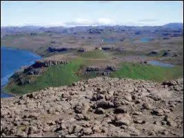 Je suis un lac français de l'île principale de l'archipel des Kerguelen, sur la péninsule Loranchet à 445 mètres d'altitude. Quel est mon nom ?