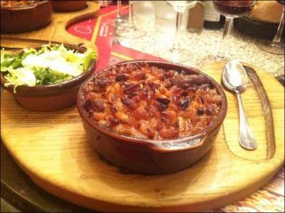 Mon premier est la onzième lettre de l'alphabet. Mon second est ivre. Mon troisième est l'alimentation unique du nourrisson. Mon tout fait la gloire de Castelnaudary.