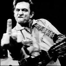 Il est rare qu'une reprise soit meilleure que la version originale. C'est ce que je pense de l'interprétation de ''One'' par Johnny Cash. Qui avait créé cette chanson ?