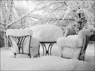 Qui chantait "Comment peut-elle encore lui plaire, elle au printemps, lui en hiver" ?