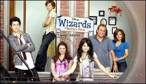 Qui est la star des "Sorciers de Waverly Place ?