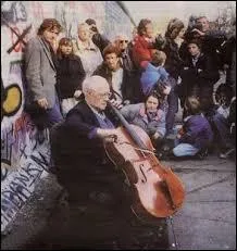 Cette photo est associée à un événement majeur de l'histoire de l'Europe d'après guerre. A votre avis, lequel ? Un indice pour les plus jeunes, elle date de 1989.