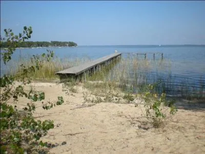 Quel est ce lac du département de la Gironde qui a accueilli une importante base d'hydravions ?