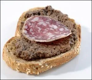 L'amuse-bouche présenté sur une tapenade est une tranche de saucisson composé d'âne, de boeuf et de porc !