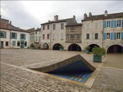 Ma tante Caroline m'a envoyé une belle carte postale de la ville de Lauzerte où elle est en vacances, dans quel département est-elle ?